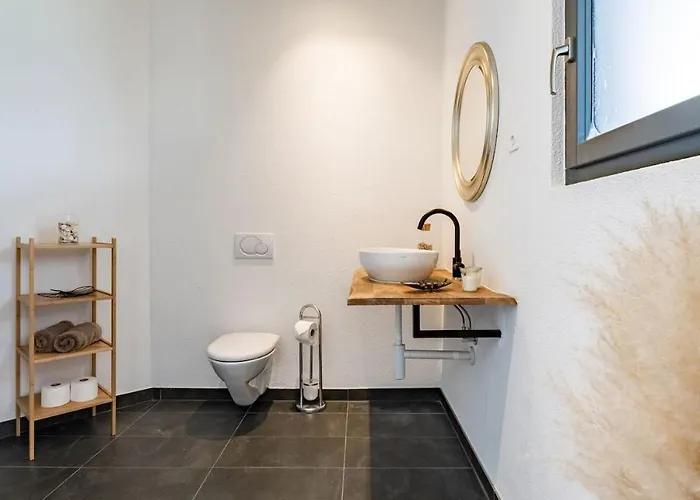 Light-filled With Panoramic Views *